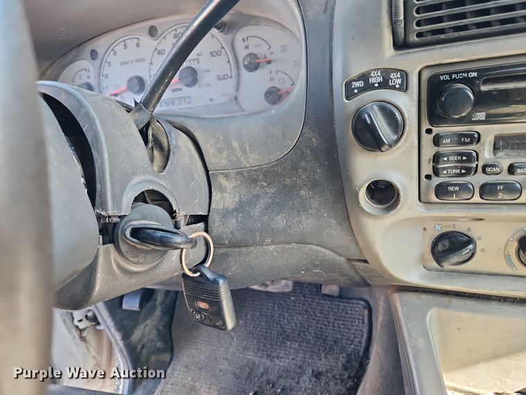 image for item EI8839 2001 Ford Explorer Sport Trac pickup truck