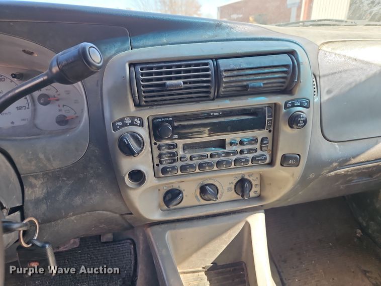 image for item EI8839 2001 Ford Explorer Sport Trac pickup truck