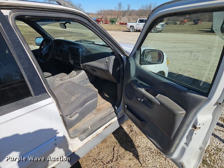 image for item EI8839 2001 Ford Explorer Sport Trac pickup truck