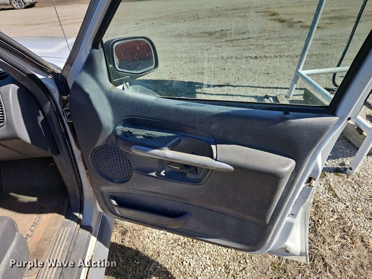 image for item EI8839 2001 Ford Explorer Sport Trac pickup truck