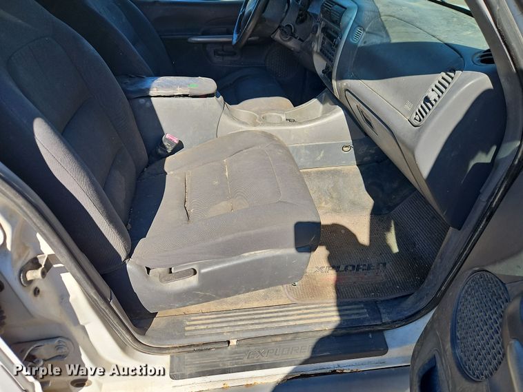 image for item EI8839 2001 Ford Explorer Sport Trac pickup truck