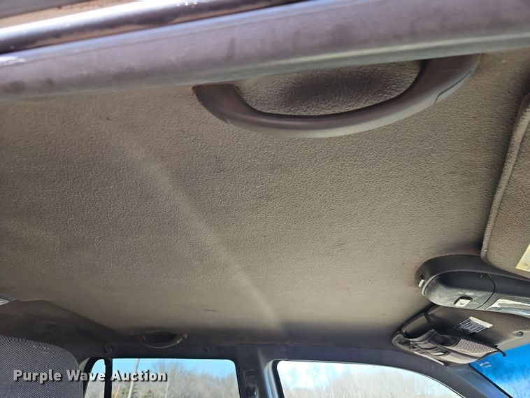 image for item EI8839 2001 Ford Explorer Sport Trac pickup truck