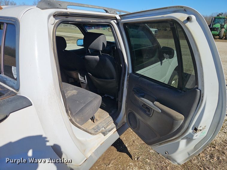 image for item EI8839 2001 Ford Explorer Sport Trac pickup truck