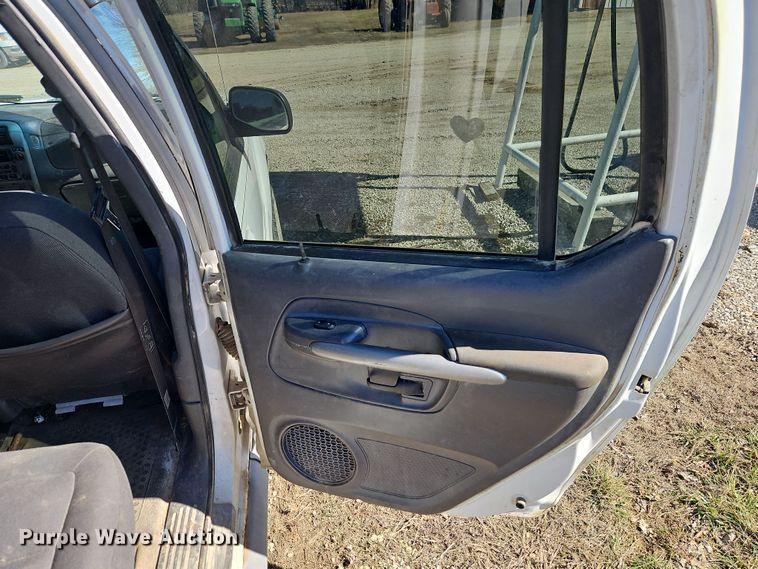 image for item EI8839 2001 Ford Explorer Sport Trac pickup truck