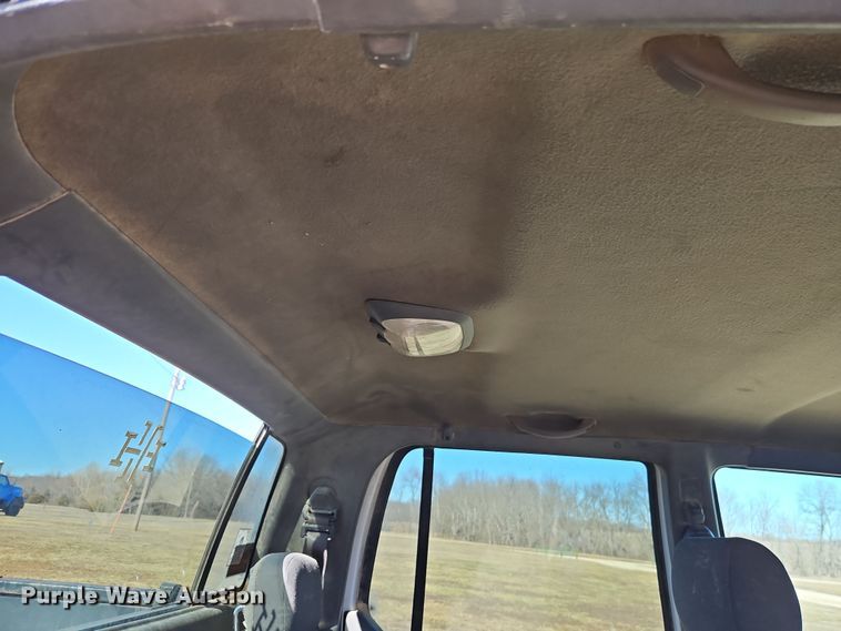 image for item EI8839 2001 Ford Explorer Sport Trac pickup truck