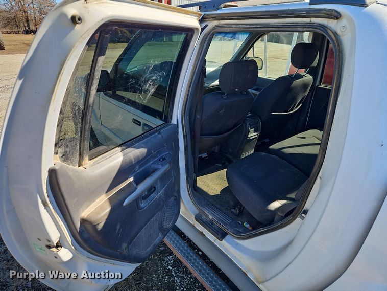 image for item EI8839 2001 Ford Explorer Sport Trac pickup truck