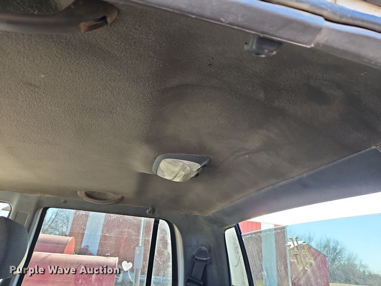 image for item EI8839 2001 Ford Explorer Sport Trac pickup truck