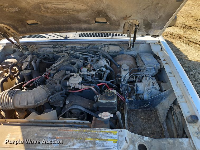 image for item EI8839 2001 Ford Explorer Sport Trac pickup truck