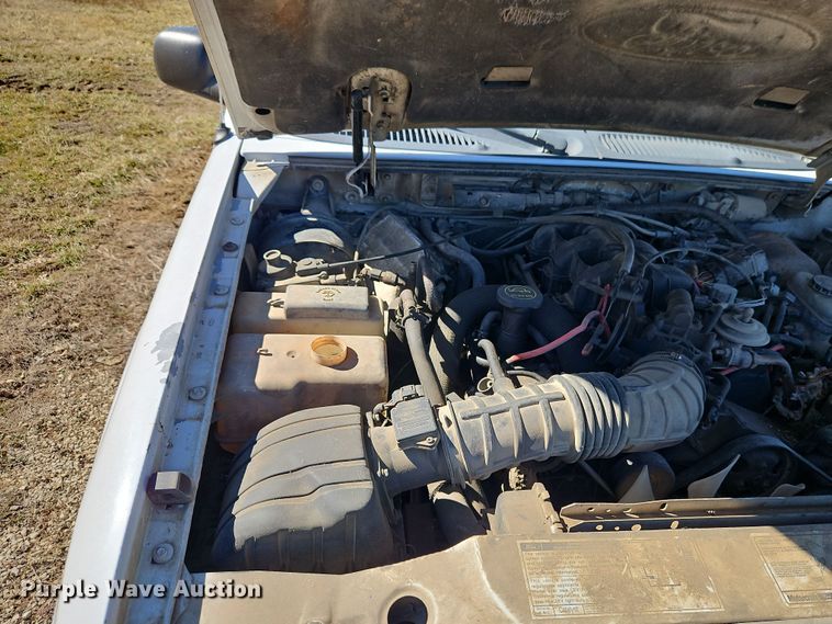 image for item EI8839 2001 Ford Explorer Sport Trac pickup truck