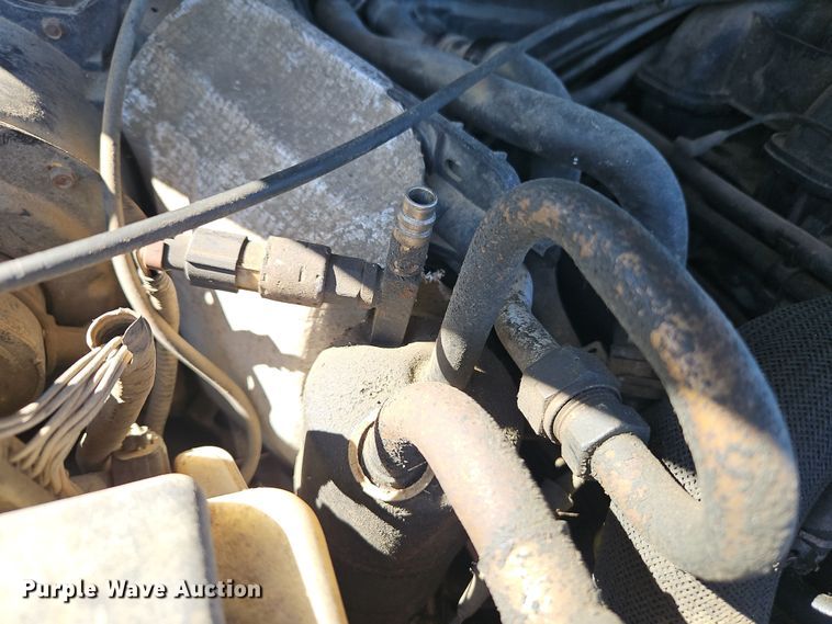 image for item EI8839 2001 Ford Explorer Sport Trac pickup truck