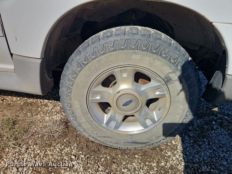 image for item EI8839 2001 Ford Explorer Sport Trac pickup truck