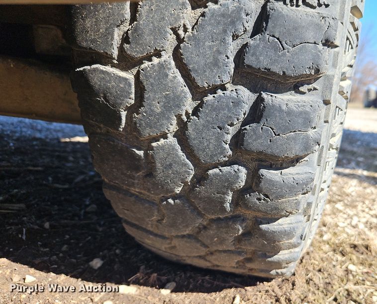 image for item EI8839 2001 Ford Explorer Sport Trac pickup truck