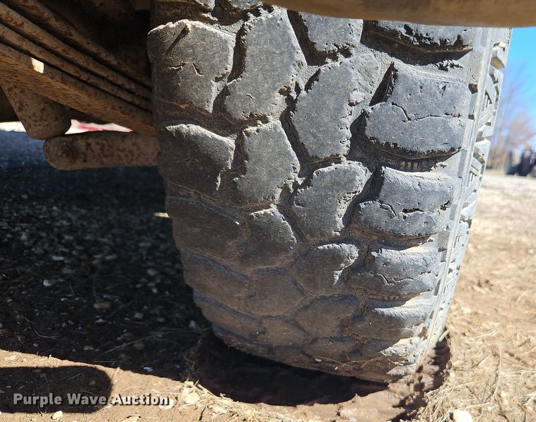 image for item EI8839 2001 Ford Explorer Sport Trac pickup truck