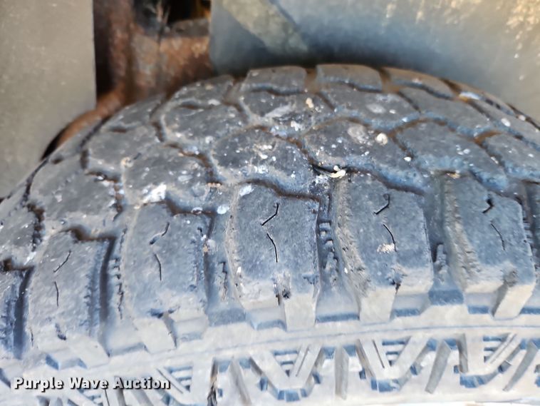 image for item EI8839 2001 Ford Explorer Sport Trac pickup truck