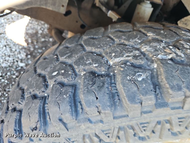 image for item EI8839 2001 Ford Explorer Sport Trac pickup truck