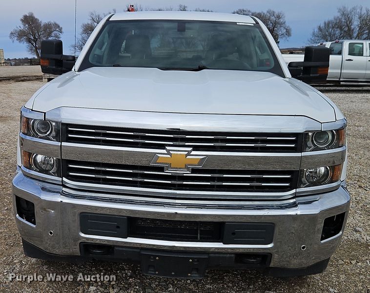 image for item EI8855 2018 Chevrolet Silverado 2500HD Double Cab pickup truck