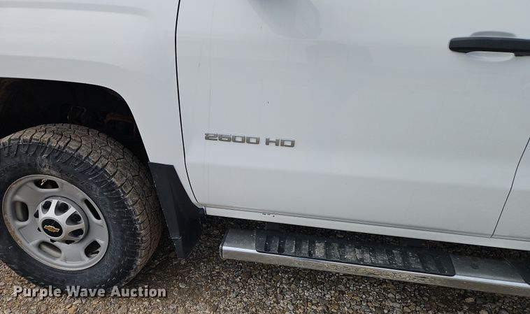 image for item EI8855 2018 Chevrolet Silverado 2500HD Double Cab pickup truck