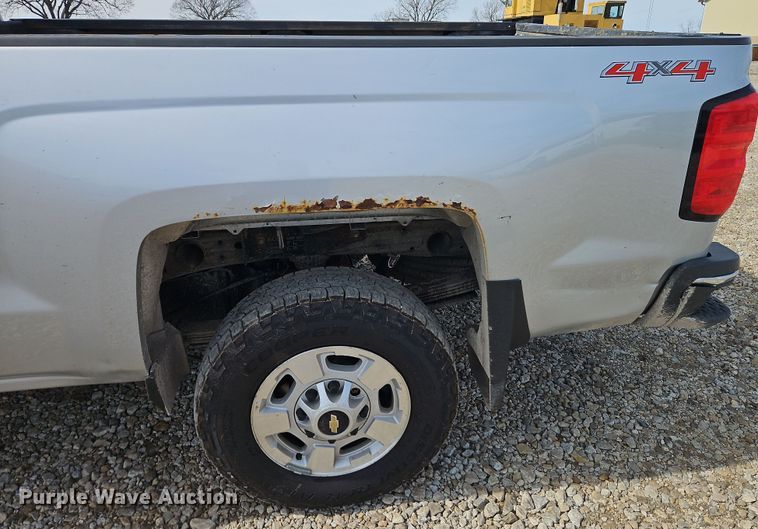 image for item EI8856 2015 Chevrolet Silverado 2500HD Double Cab pickup truck