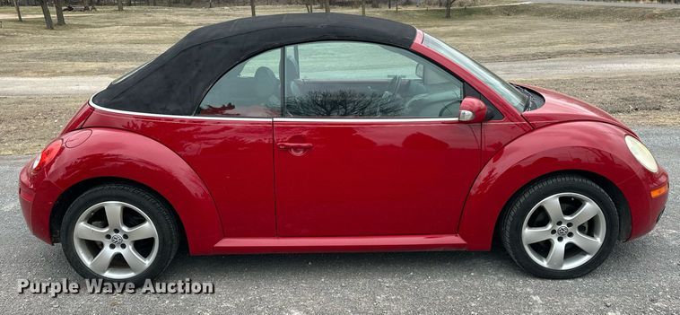 image for item EK0438 2006 Volkswagen New Beetle convertible