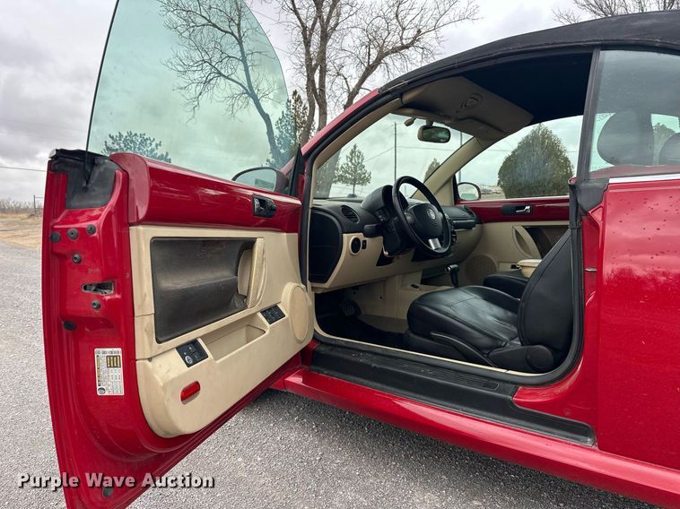 image for item EK0438 2006 Volkswagen New Beetle convertible