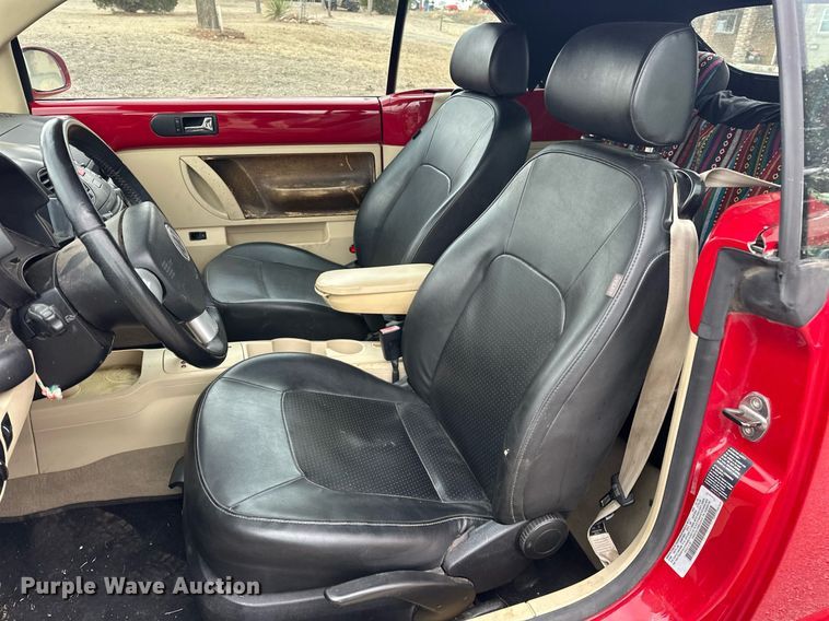 image for item EK0438 2006 Volkswagen New Beetle convertible