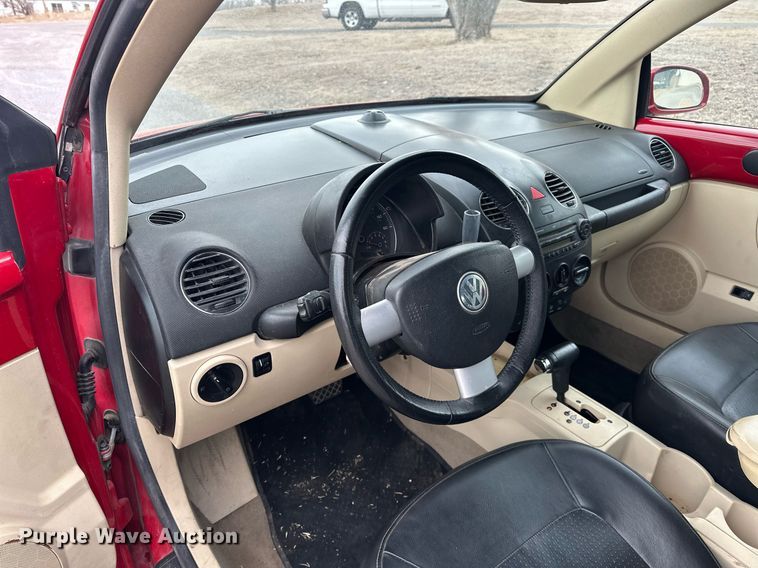 image for item EK0438 2006 Volkswagen New Beetle convertible