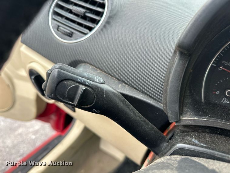 image for item EK0438 2006 Volkswagen New Beetle convertible