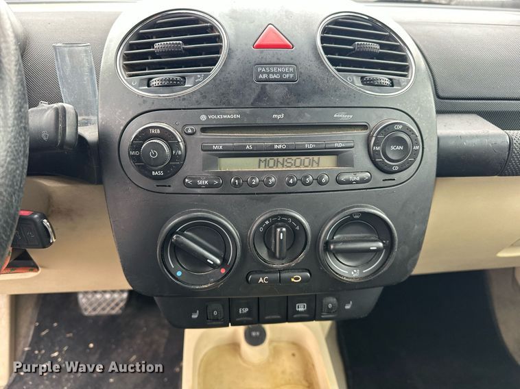 image for item EK0438 2006 Volkswagen New Beetle convertible