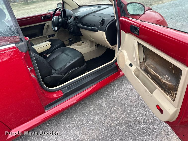 image for item EK0438 2006 Volkswagen New Beetle convertible