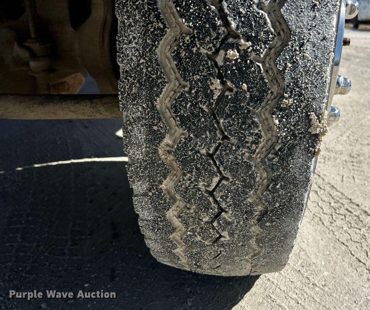 image for item EK2715 2005 Ford F450 Super Duty XL flatbed truck