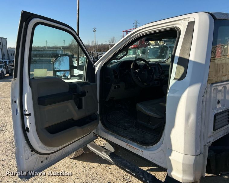 image for item EK2728 2017 Ford F550 Super Duty XL truck cab and chassis