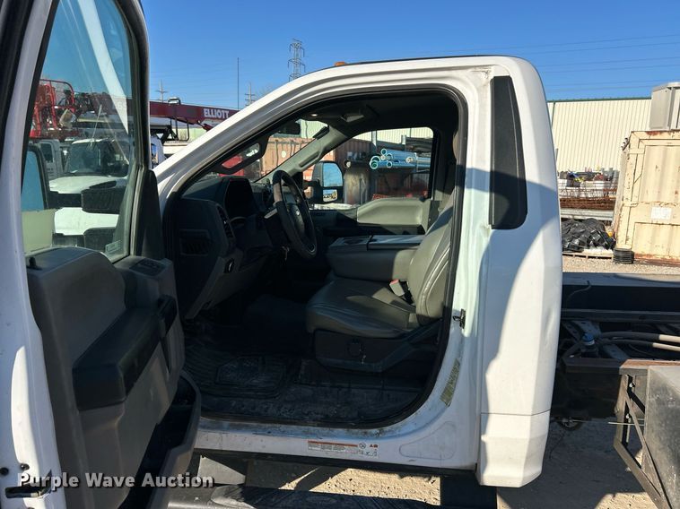 image for item EK2728 2017 Ford F550 Super Duty XL truck cab and chassis