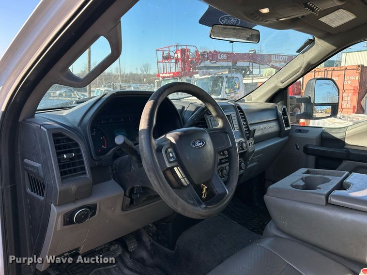 image for item EK2728 2017 Ford F550 Super Duty XL truck cab and chassis