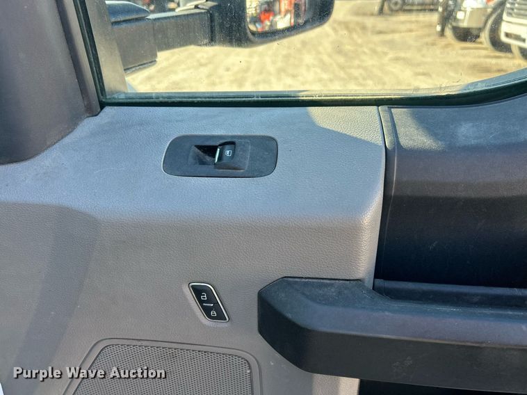 image for item EK2728 2017 Ford F550 Super Duty XL truck cab and chassis