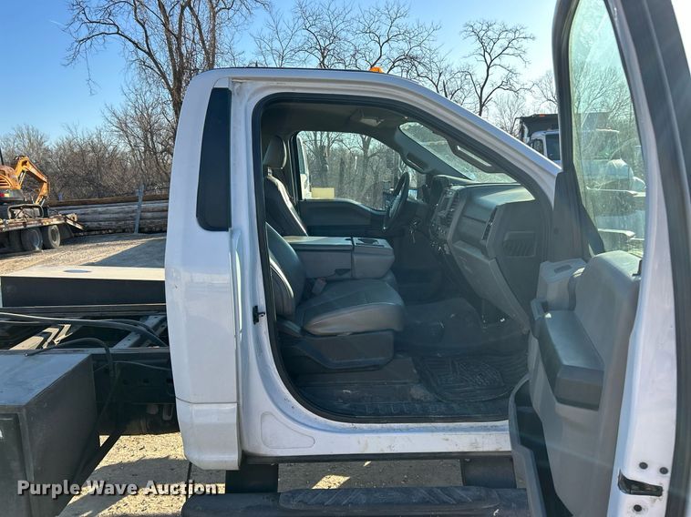 image for item EK2728 2017 Ford F550 Super Duty XL truck cab and chassis