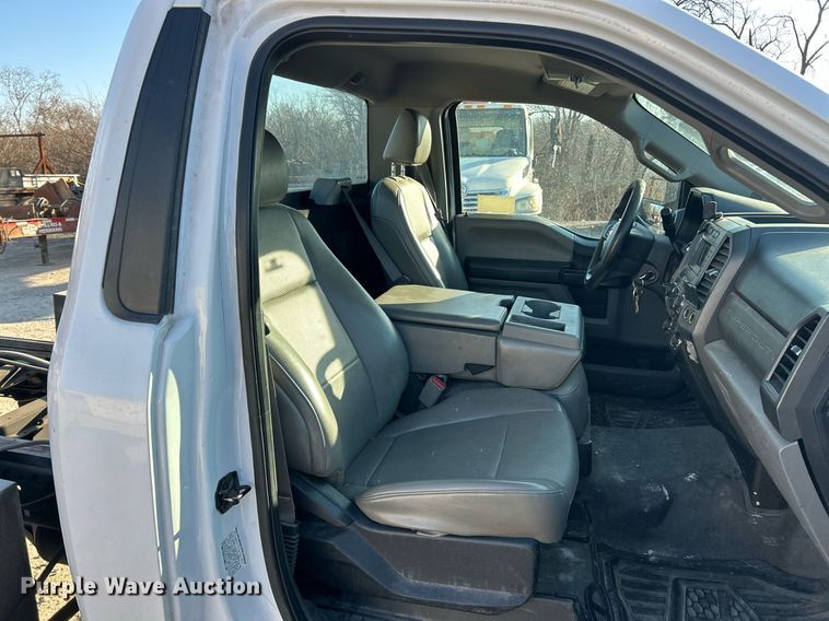 image for item EK2728 2017 Ford F550 Super Duty XL truck cab and chassis