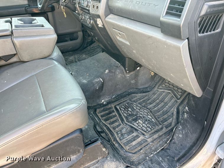 image for item EK2728 2017 Ford F550 Super Duty XL truck cab and chassis