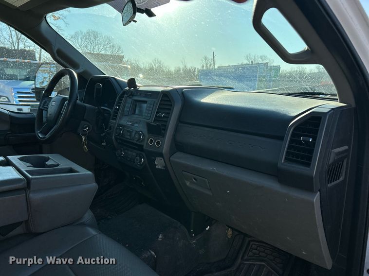 image for item EK2728 2017 Ford F550 Super Duty XL truck cab and chassis