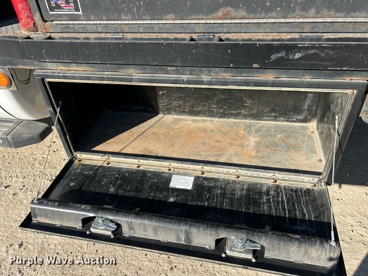 image for item EK2729 2016 Ford F550 Super Duty flatbed truck