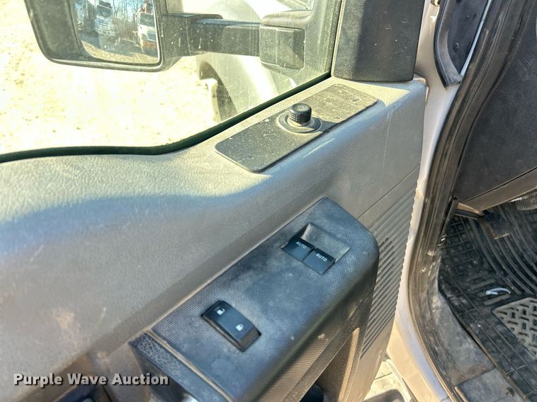 image for item EK2729 2016 Ford F550 Super Duty flatbed truck