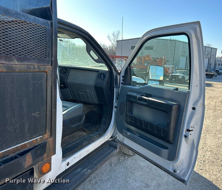 image for item EK2729 2016 Ford F550 Super Duty flatbed truck