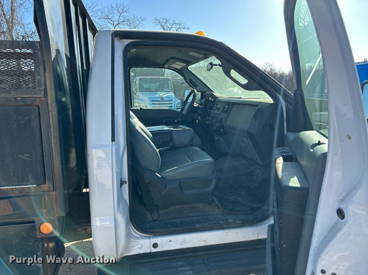 image for item EK2729 2016 Ford F550 Super Duty flatbed truck