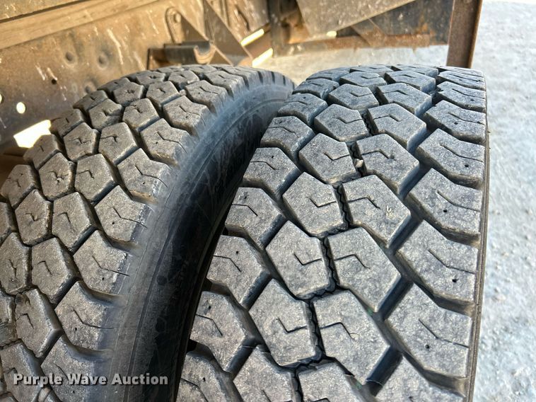 image for item EK2729 2016 Ford F550 Super Duty flatbed truck