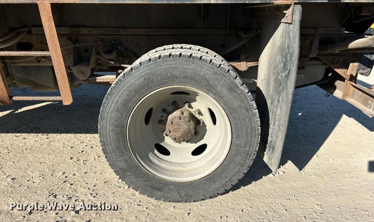 image for item EK2729 2016 Ford F550 Super Duty flatbed truck