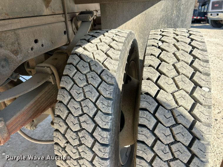 image for item EK2729 2016 Ford F550 Super Duty flatbed truck