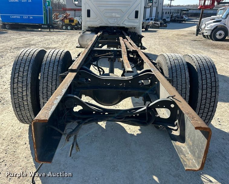 image for item EK2730 2015 International 4300 SBA truck cab and chassis