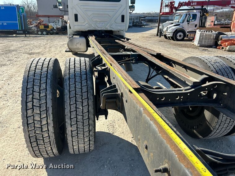 image for item EK2730 2015 International 4300 SBA truck cab and chassis