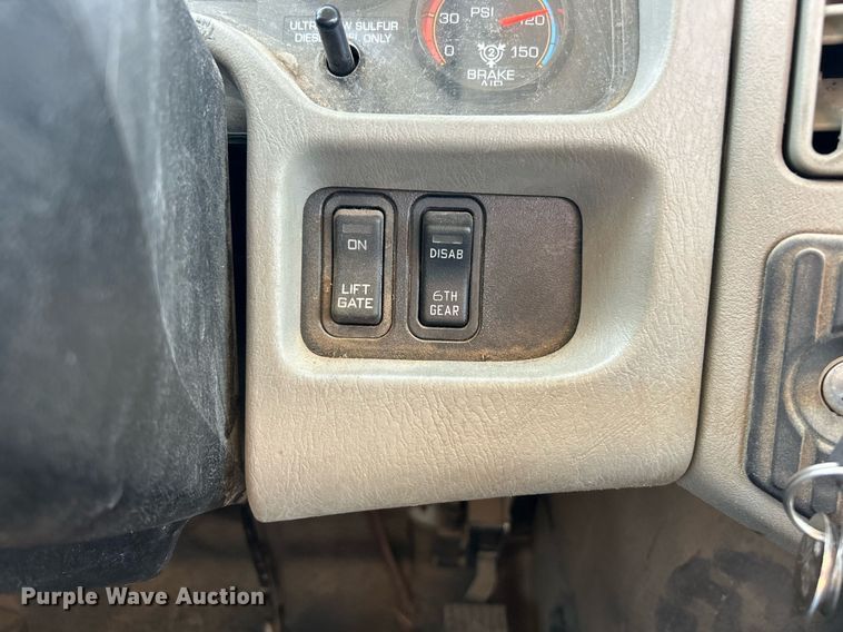 image for item EK2730 2015 International 4300 SBA truck cab and chassis