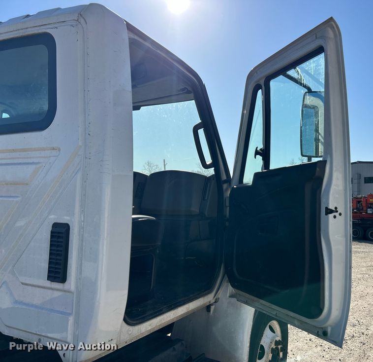 image for item EK2730 2015 International 4300 SBA truck cab and chassis