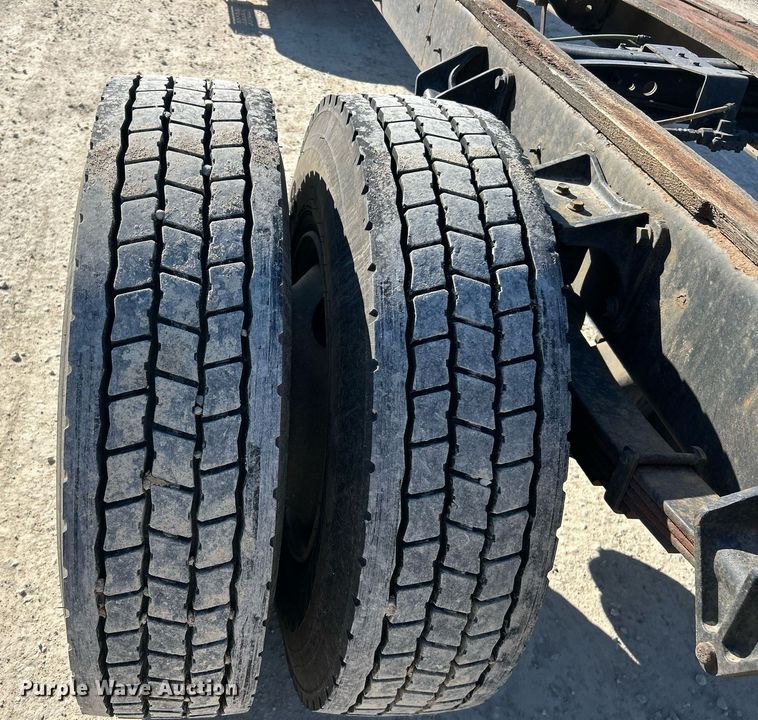 image for item EK2730 2015 International 4300 SBA truck cab and chassis